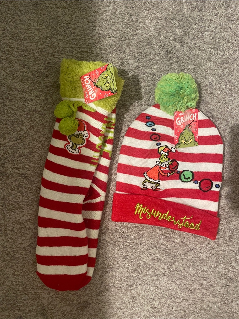 Universal studios the grinch beanie and slipper socks nwt